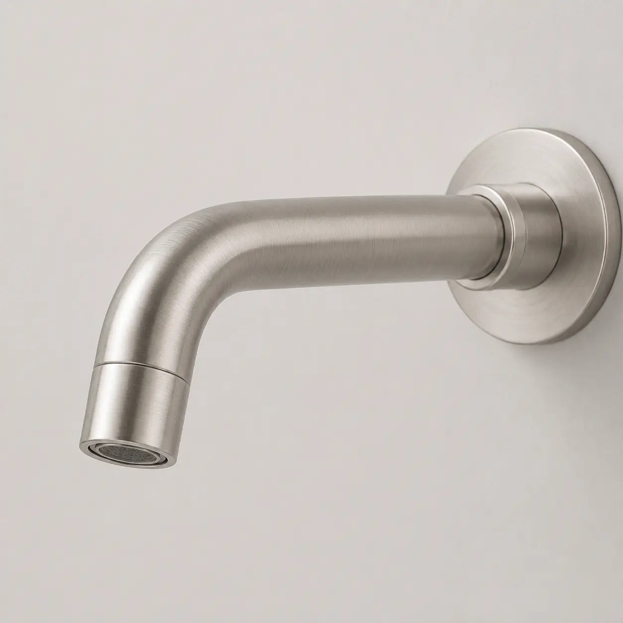 Bec de robinet mural gris brossé au design incurvé avec finition moderne pour salle de bain minimaliste Image