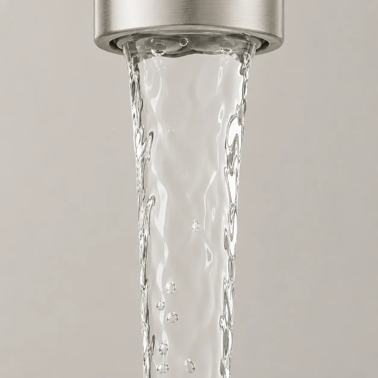 Jet d’eau fluide sortant d’un robinet gris brossé avec écoulement élégant pour salle de bain moderne Image