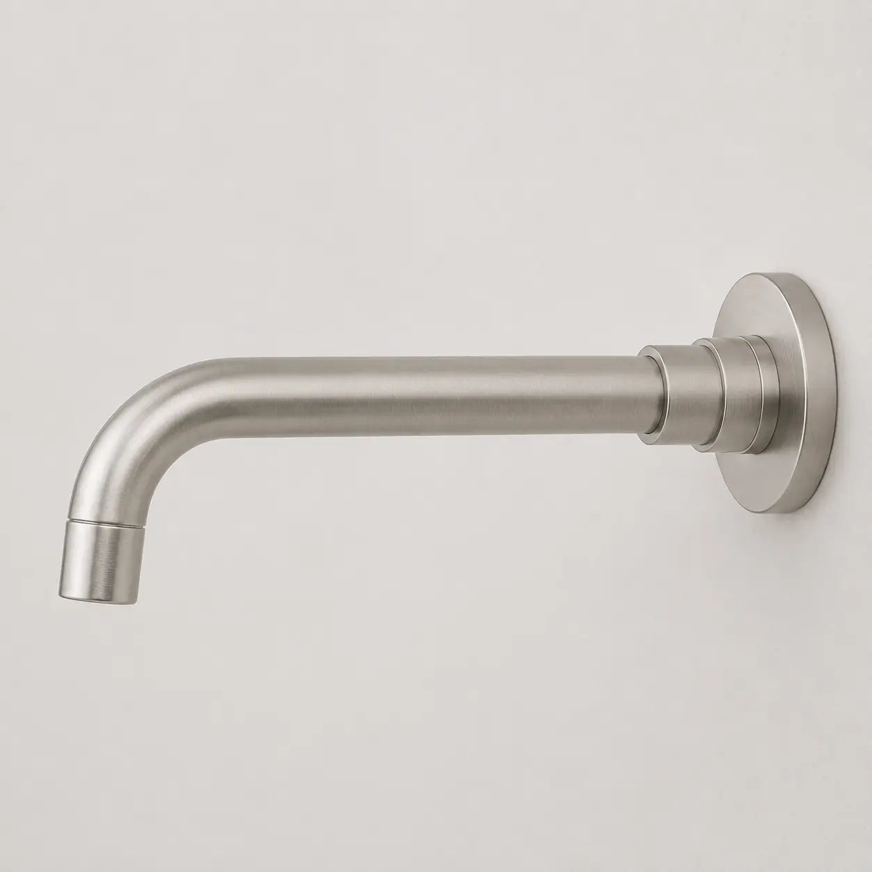 Bec de robinet mural allongé en gris brossé avec design minimaliste pour salle de bain contemporaine Image