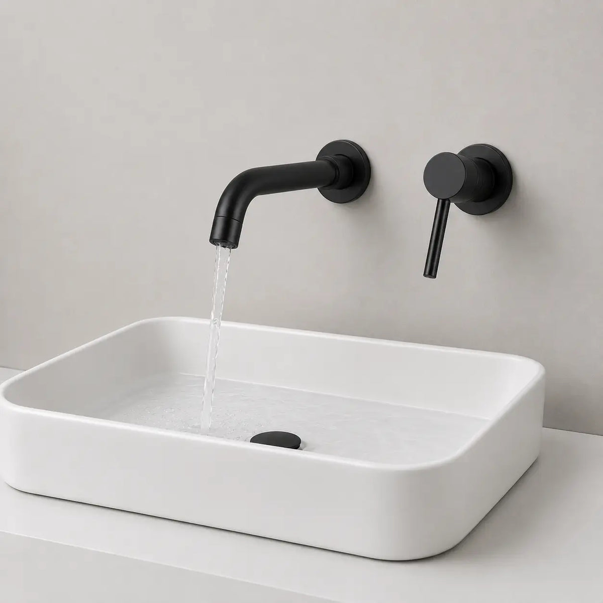 Robinet mural noir mat avec écoulement d’eau sur vasque blanche, design moderne et finition minimaliste élégante.