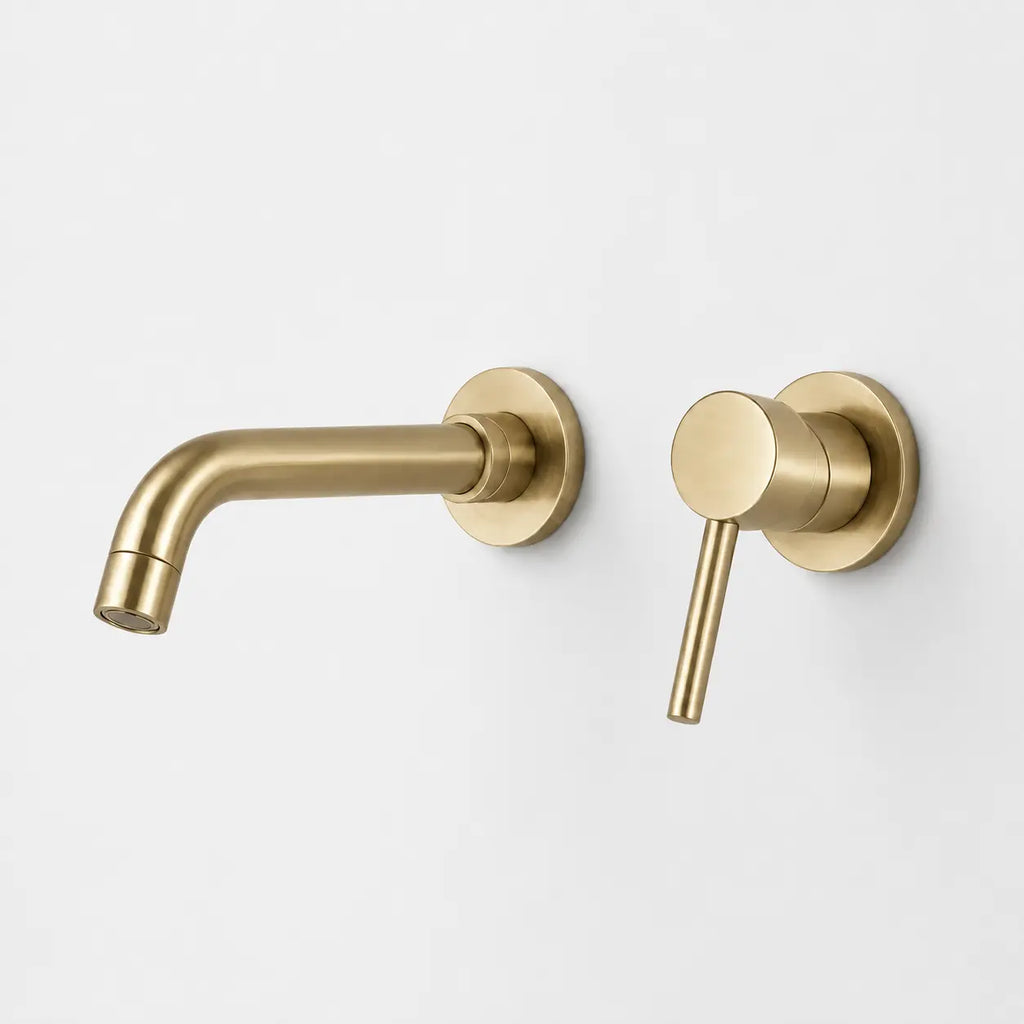 Robinet mural encastré en or brossé avec bec arrondi et poignée minimaliste pour salle de bain moderne