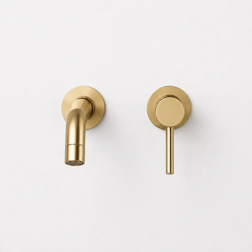 Robinet mural encastré or brossé avec bec compact incurvé et commande minimaliste pour salle de bain moderne