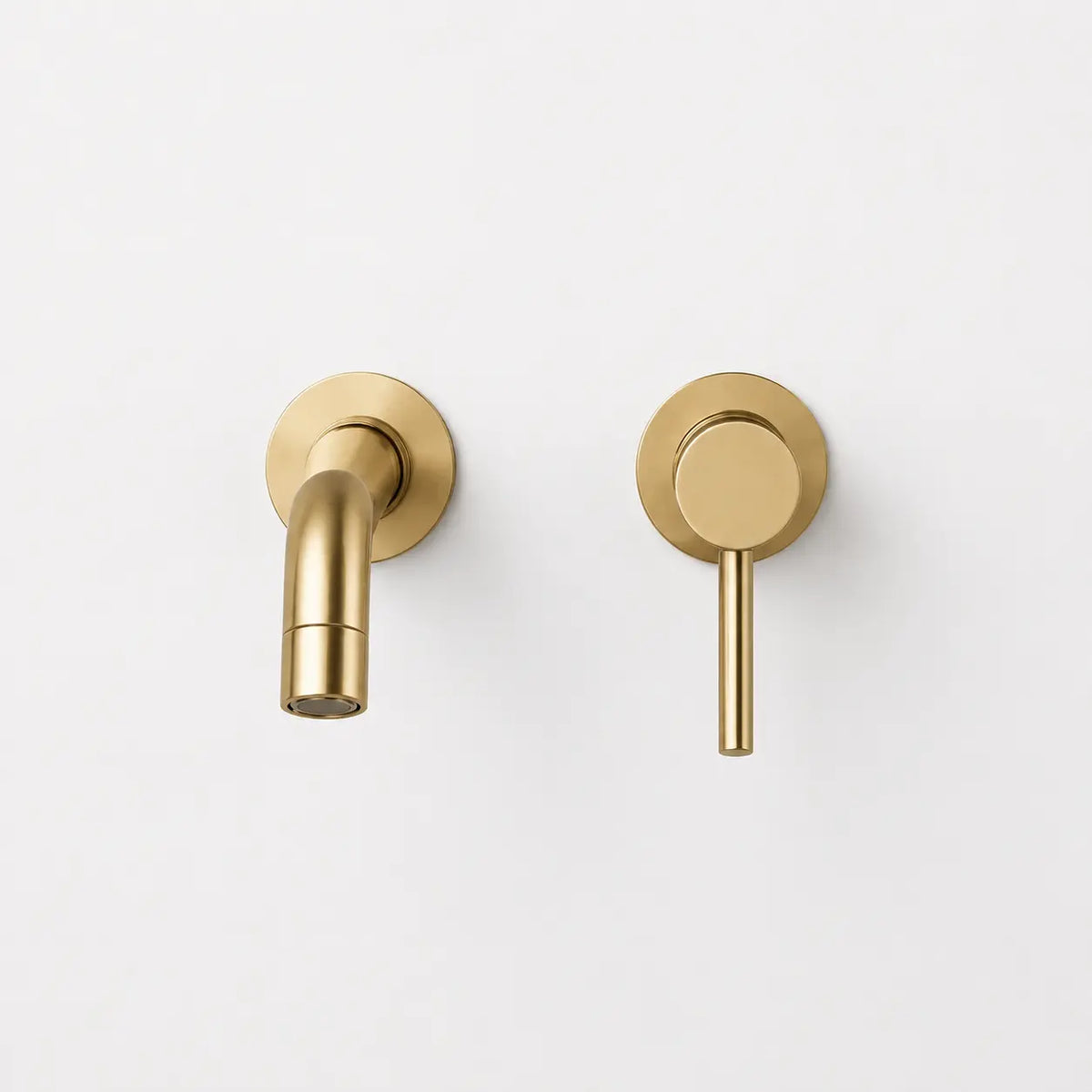Robinet mural encastré or brossé avec bec compact incurvé et commande minimaliste pour salle de bain moderne