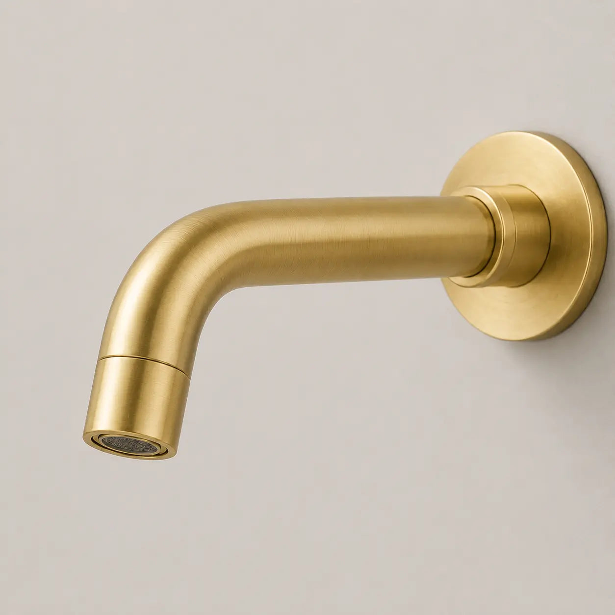 Bec de robinet mural encastré en or brossé avec design arrondi et finition élégante pour salle de bain moderne Image