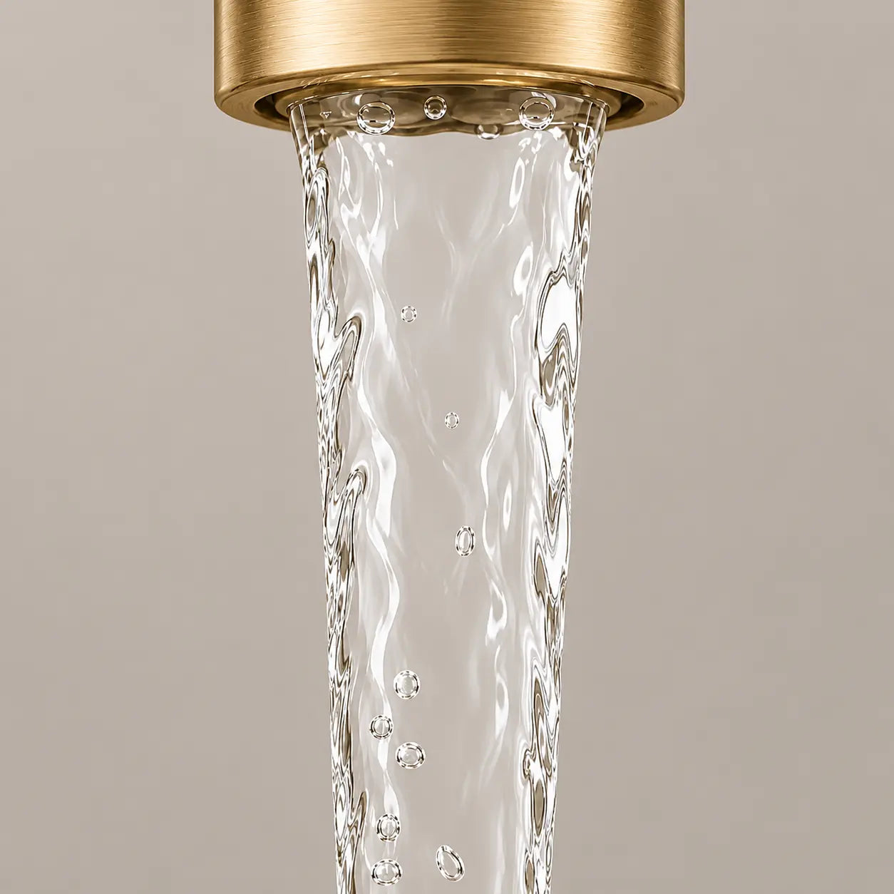Détail du jet d’eau d’un robinet or brossé avec écoulement fluide et finition haut de gamme pour salle de bain Image