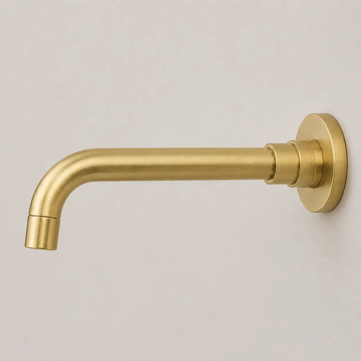 Bec de robinet mural allongé en or brossé avec design minimaliste pour salle de bain moderne et élégante Image
