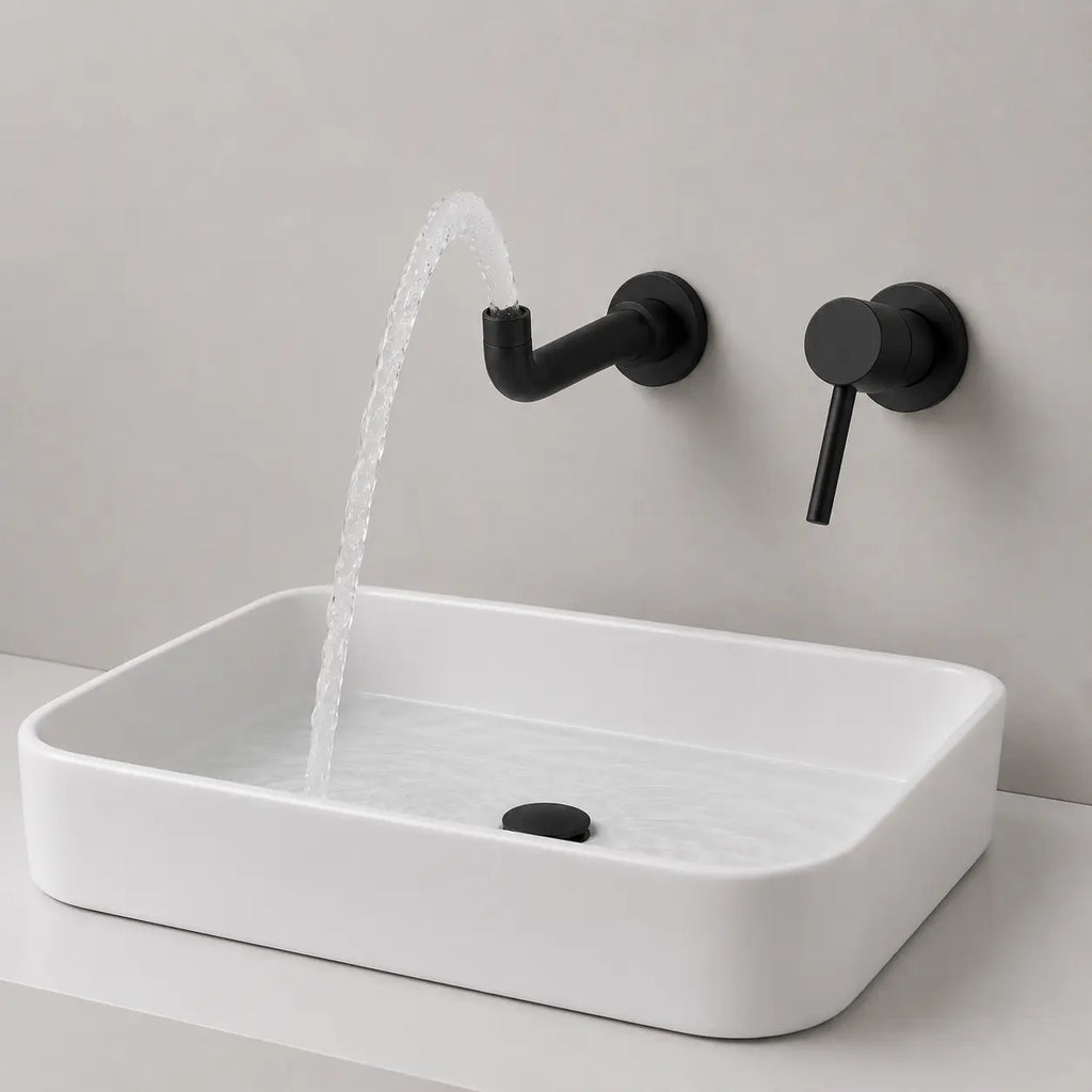 Robinet mural noir mat avec jet d’eau courbé au-dessus d’une vasque blanche au design moderne et minimaliste.
