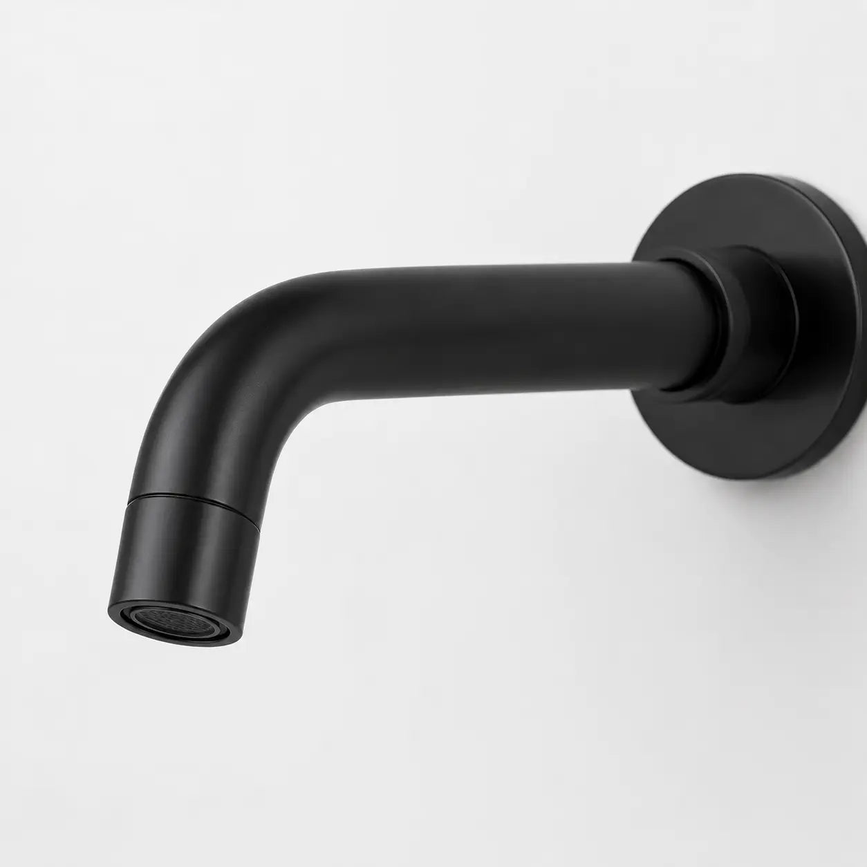 Bec de robinet mural noir mat avec forme arrondie et finition minimaliste pour lavabo de salle de bain moderne. Image