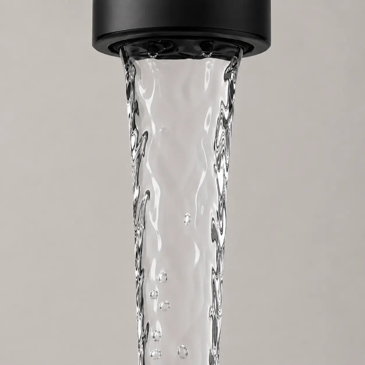 Gros plan sur un flux d’eau fluide sortant d’un robinet noir mat au design moderne et minimaliste. Image