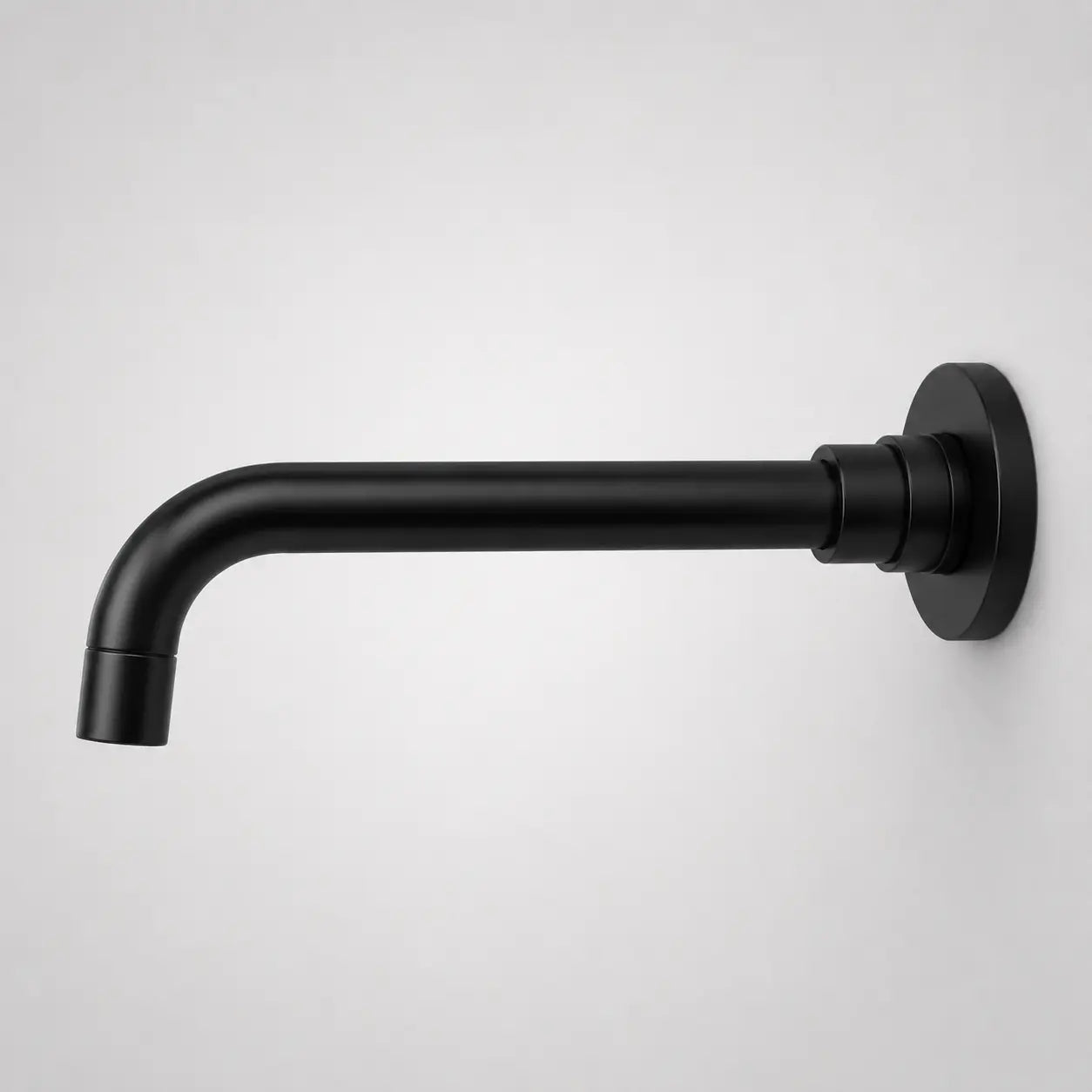 Bec de robinet mural noir mat avec ligne allongée et courbe douce pour lavabo au design contemporain. Image