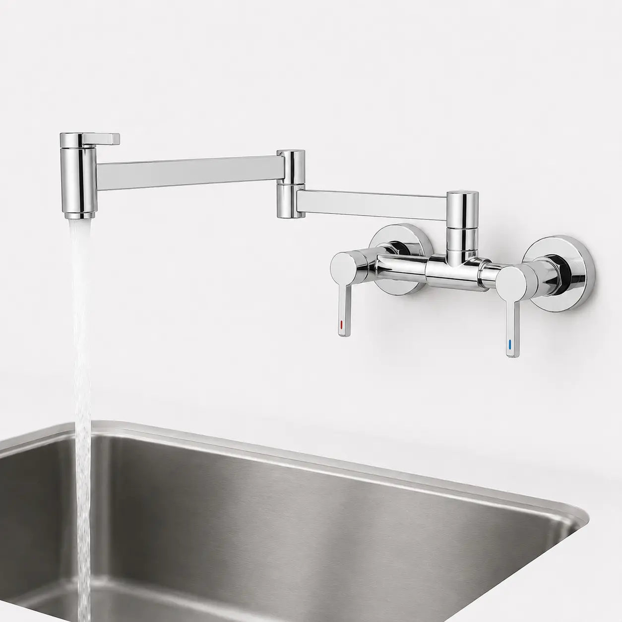 Robinet mural rabattable de cuisine finition nickel chromé avec bras articulé déployé et jet d’eau au-dessus d’un évier Image