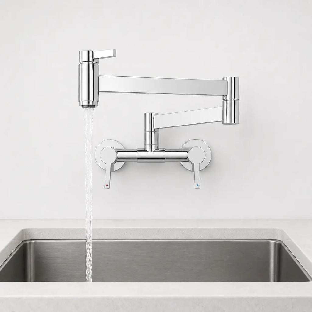 Robinet mural de cuisine chromé à bras articulé pivotant avec jet d’eau, double commande et finition chrome poli.