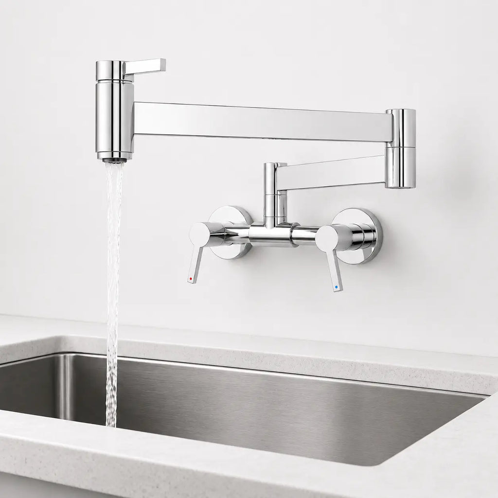 Robinet mural de cuisine chromé à bras articulé pivotant avec jet d’eau, double commande et design moderne.