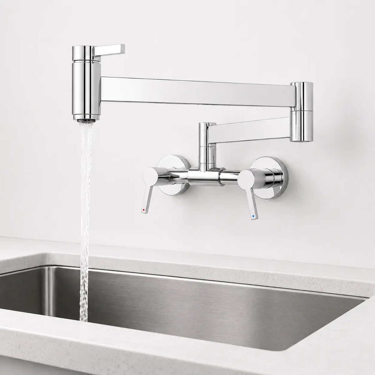 Robinet mural de cuisine chromé à bras articulé pivotant avec jet d’eau, double commande et design moderne.