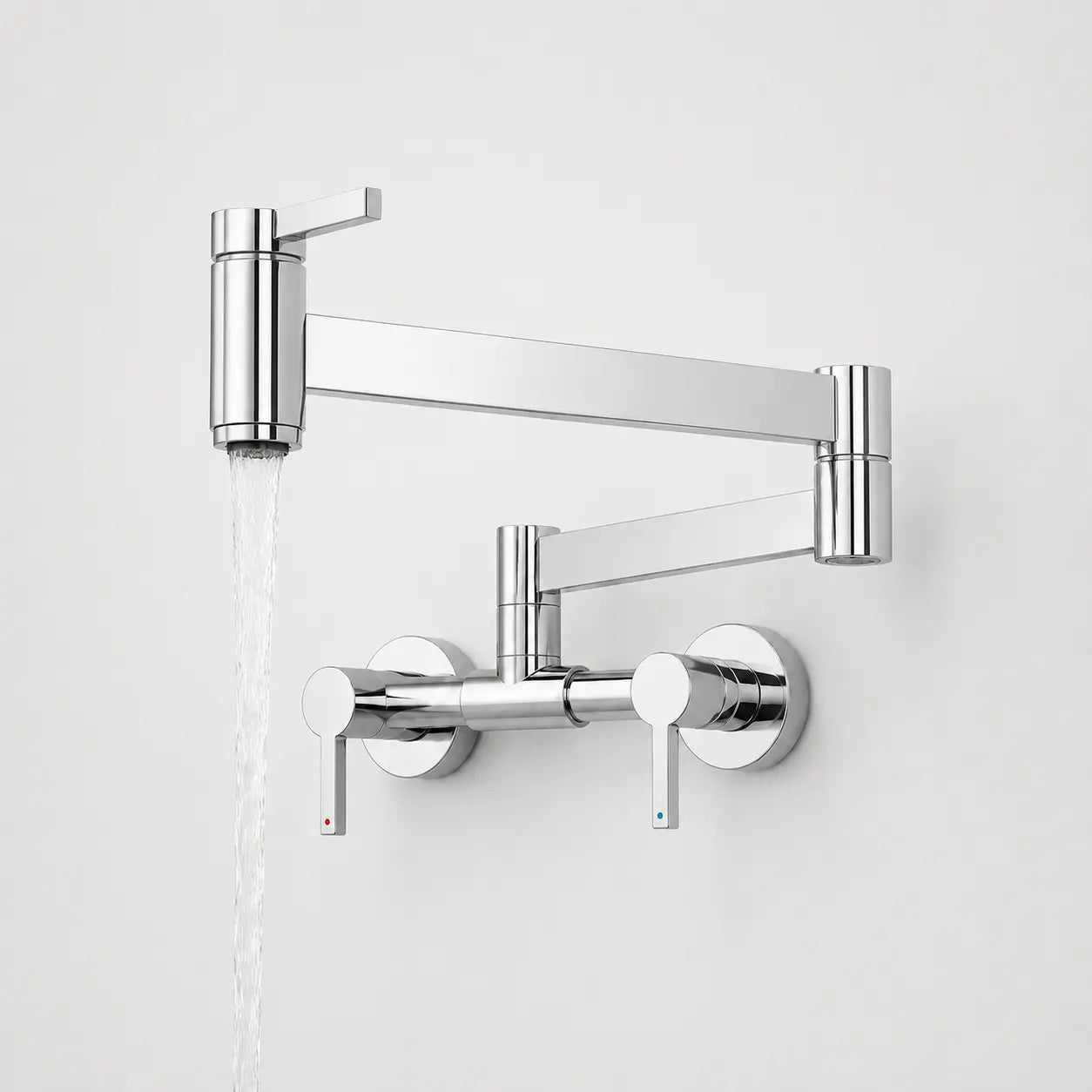 Robinet mural rabattable de cuisine finition nickel chromé avec bras articulé pivotant et jet d’eau en fonctionnement Image