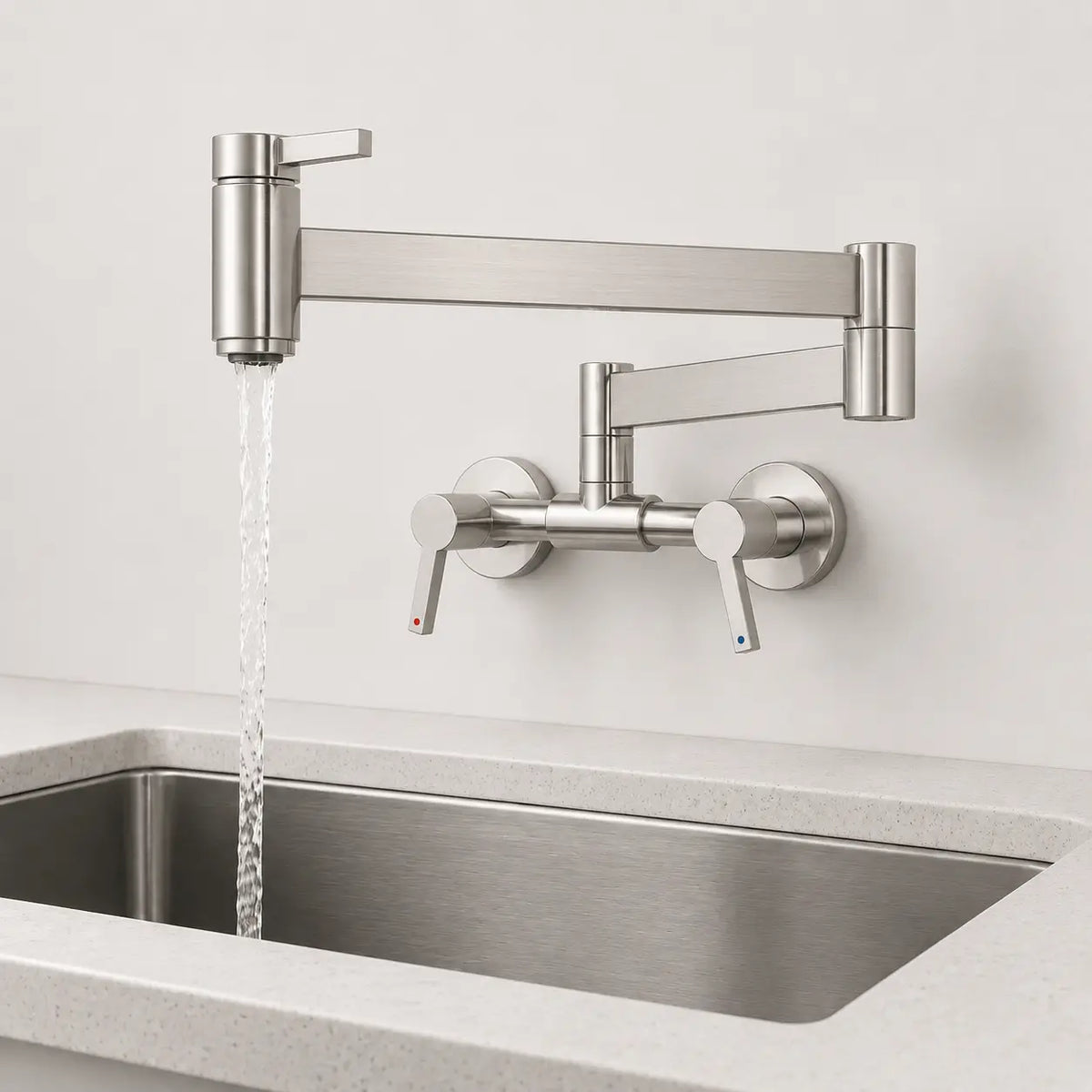  Robinet mural rabattable de cuisine en nickel brossé avec bras articulé pivotant et jet d’eau au-dessus d’un évier