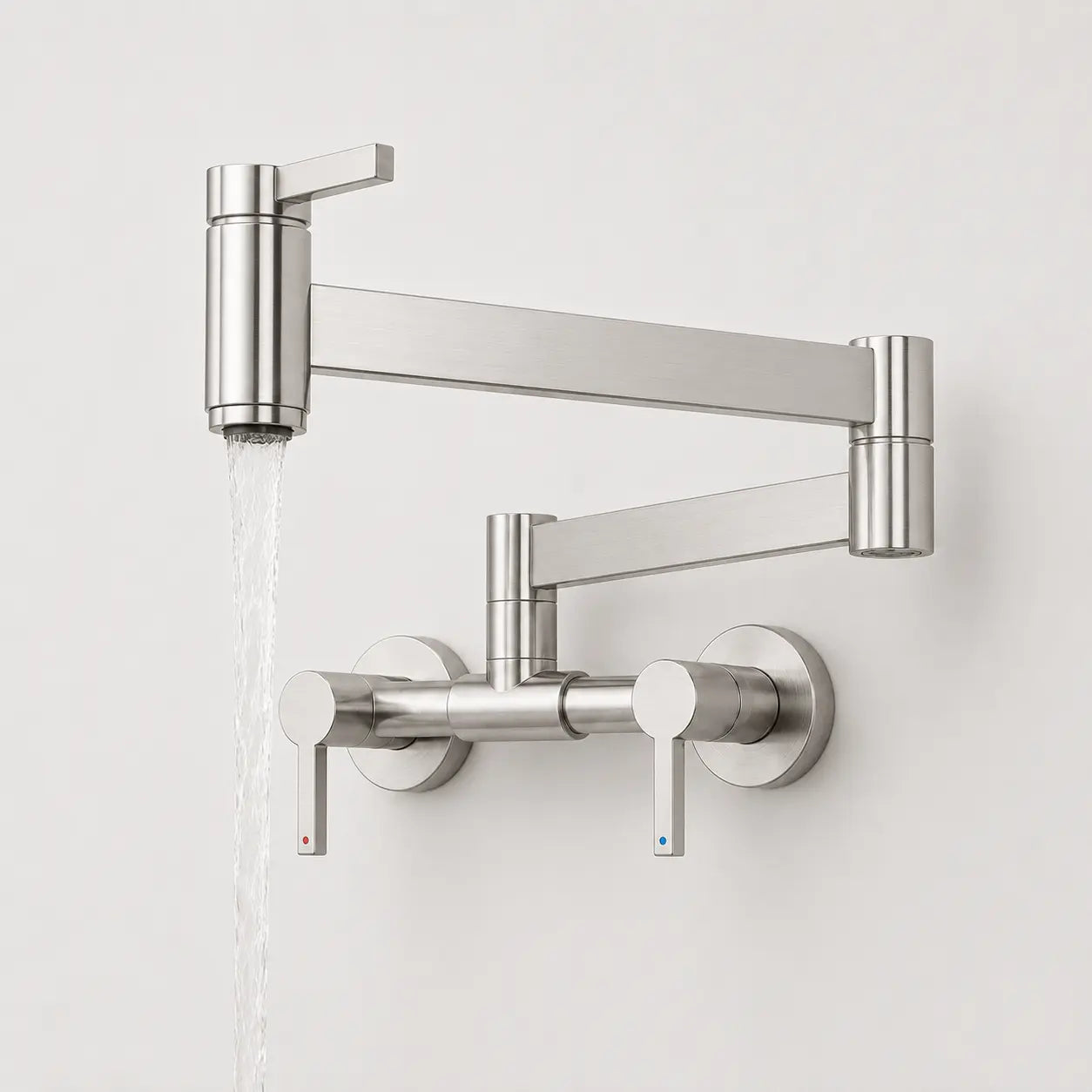 Robinet mural rabattable de cuisine en nickel brossé avec bras articulé pivotant et jet d’eau puissant Image