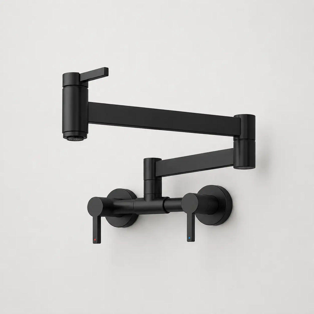 Robinet mural de cuisine noir mat à bras rabattable articulé et double commande, pratique pour le remplissage des casseroles.
