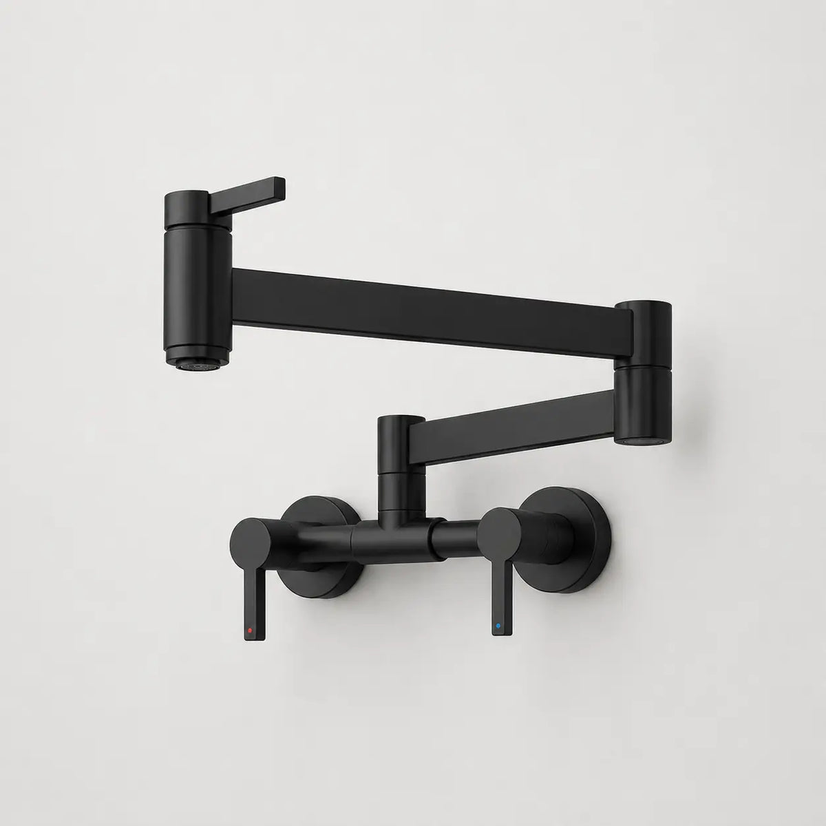 Robinet mural de cuisine noir mat à bras rabattable articulé et double commande, pratique pour le remplissage des casseroles.