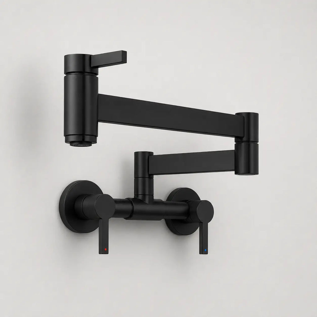  Robinet mural de cuisine noir mat avec bras pivotant articulé et double commande, pensé pour un remplissage précis.
