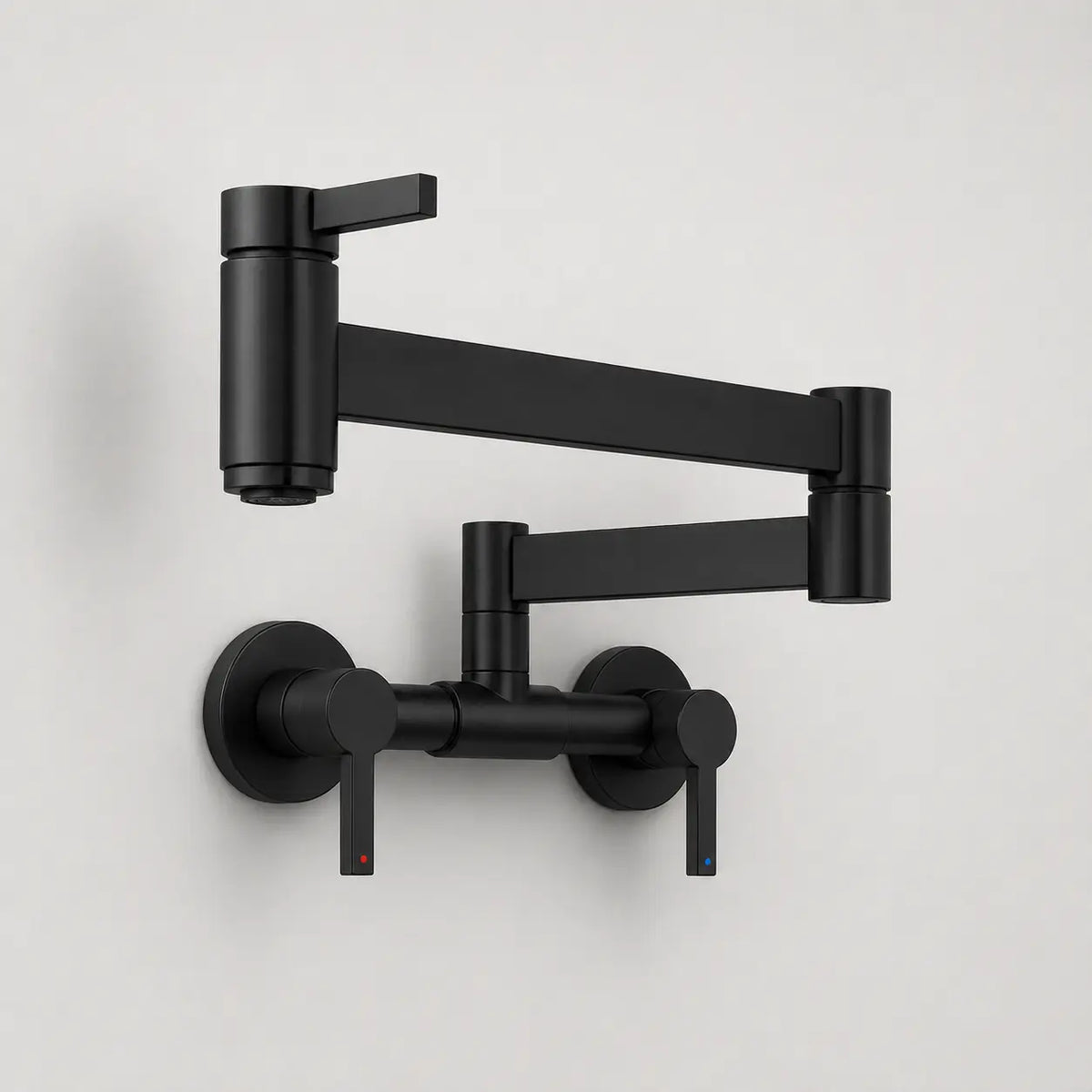  Robinet mural de cuisine noir mat avec bras pivotant articulé et double commande, pensé pour un remplissage précis.