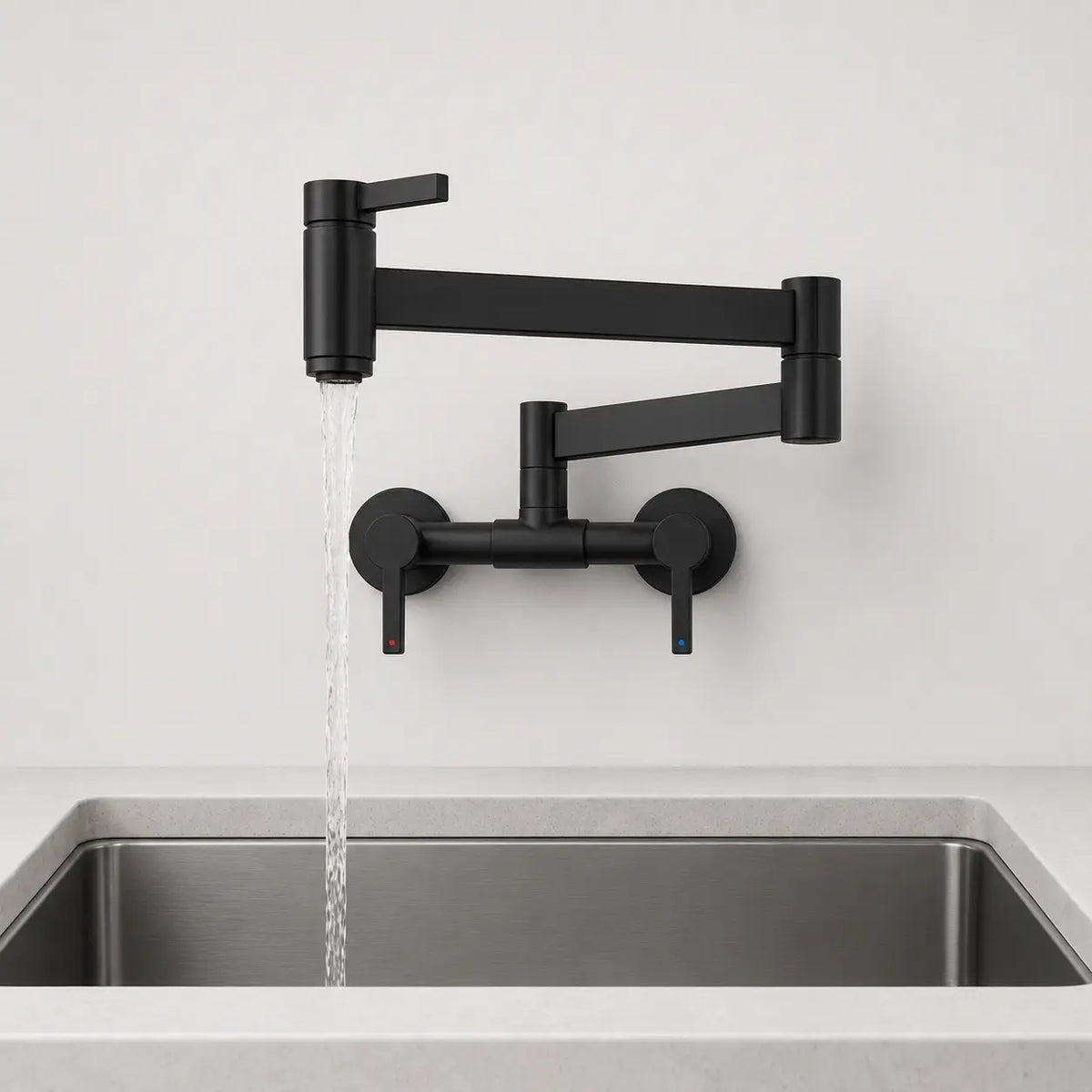 Robinet mural de cuisine noir mat avec bras articulé rabattable en fonctionnement, offrant un remplissage direct et pratique.