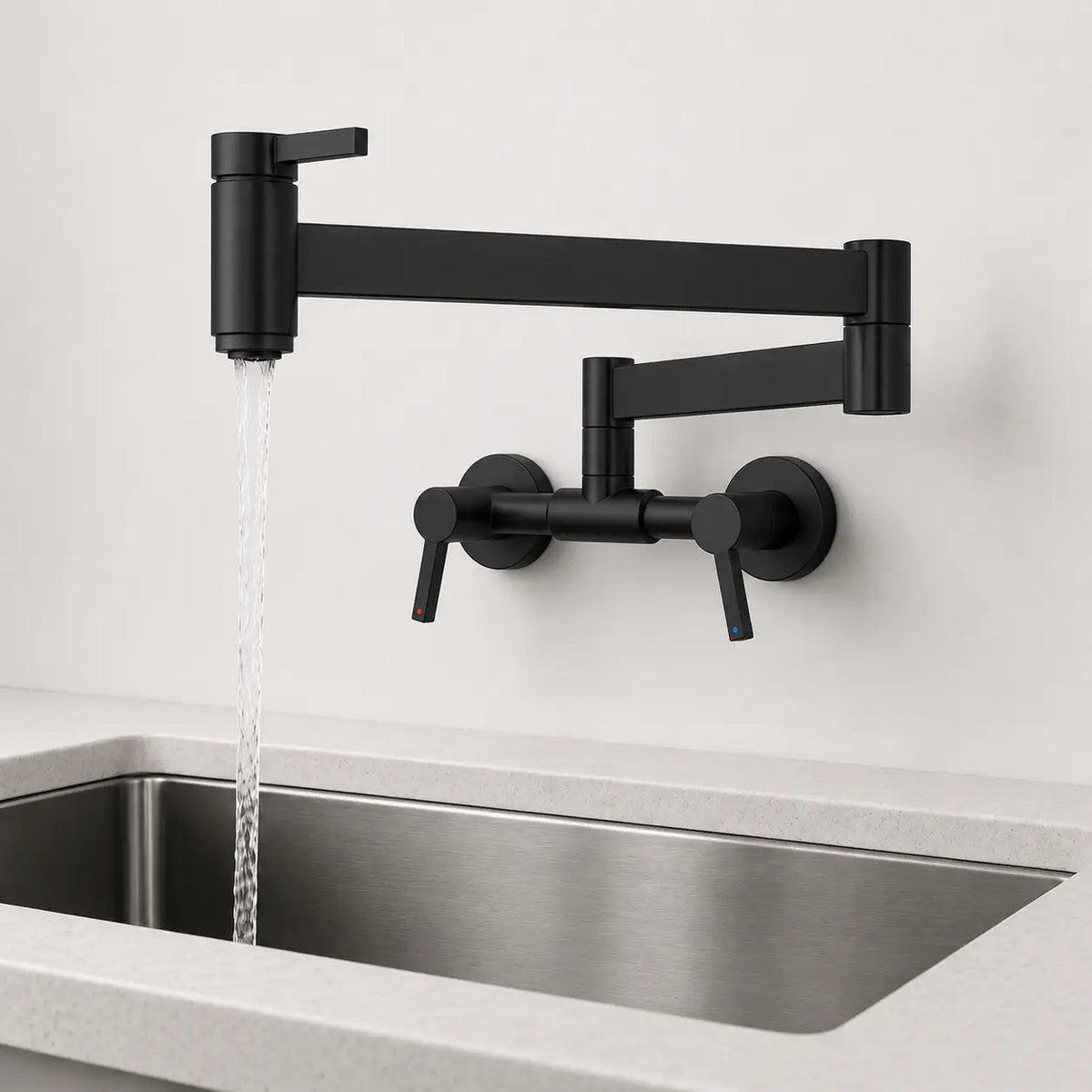 Robinet mural de cuisine noir mat avec bras articulé déployé et écoulement d’eau, idéal pour un remplissage pratique.