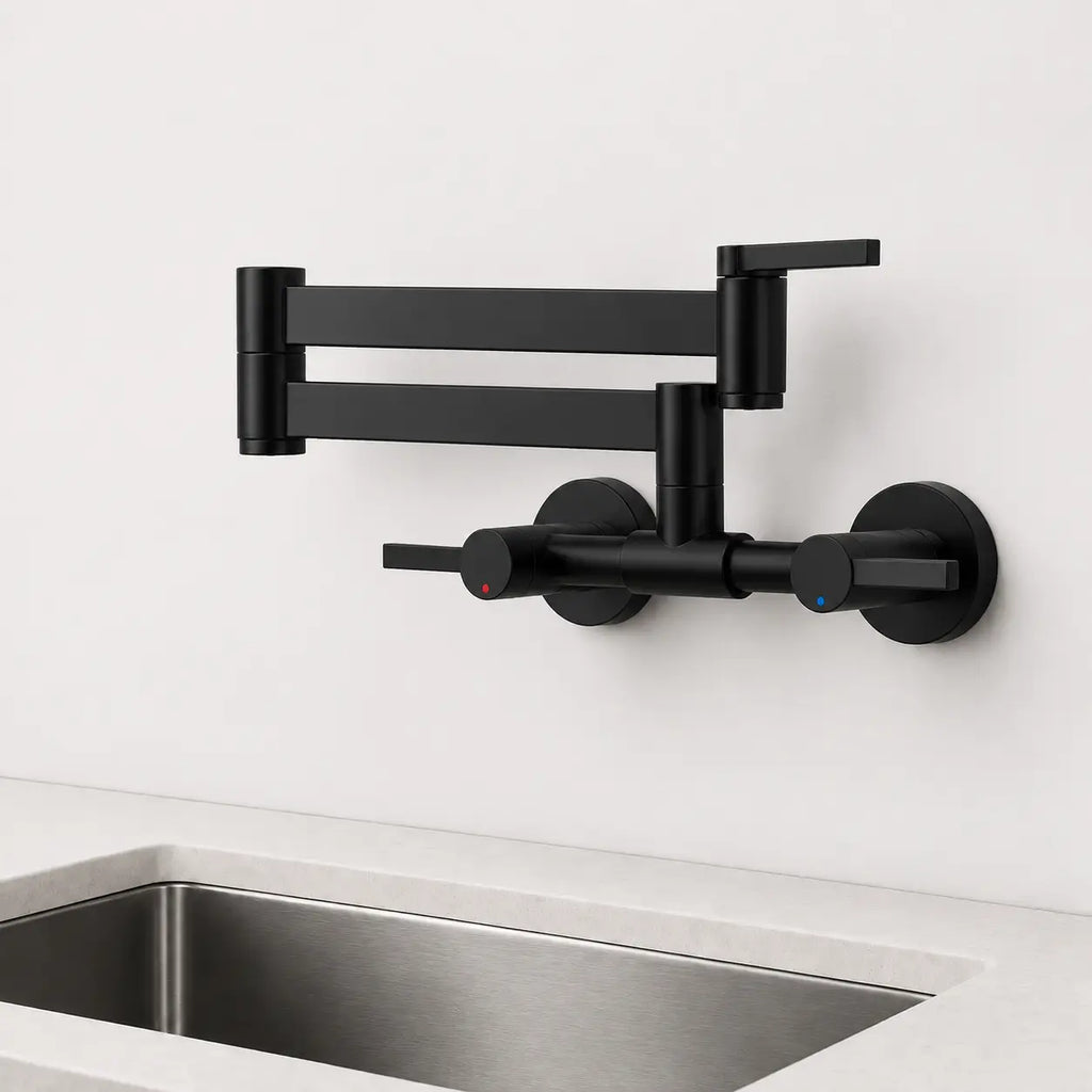 Robinet mural de cuisine noir mat avec bras articulé repliable et double commande, compact et élégant une fois replié.