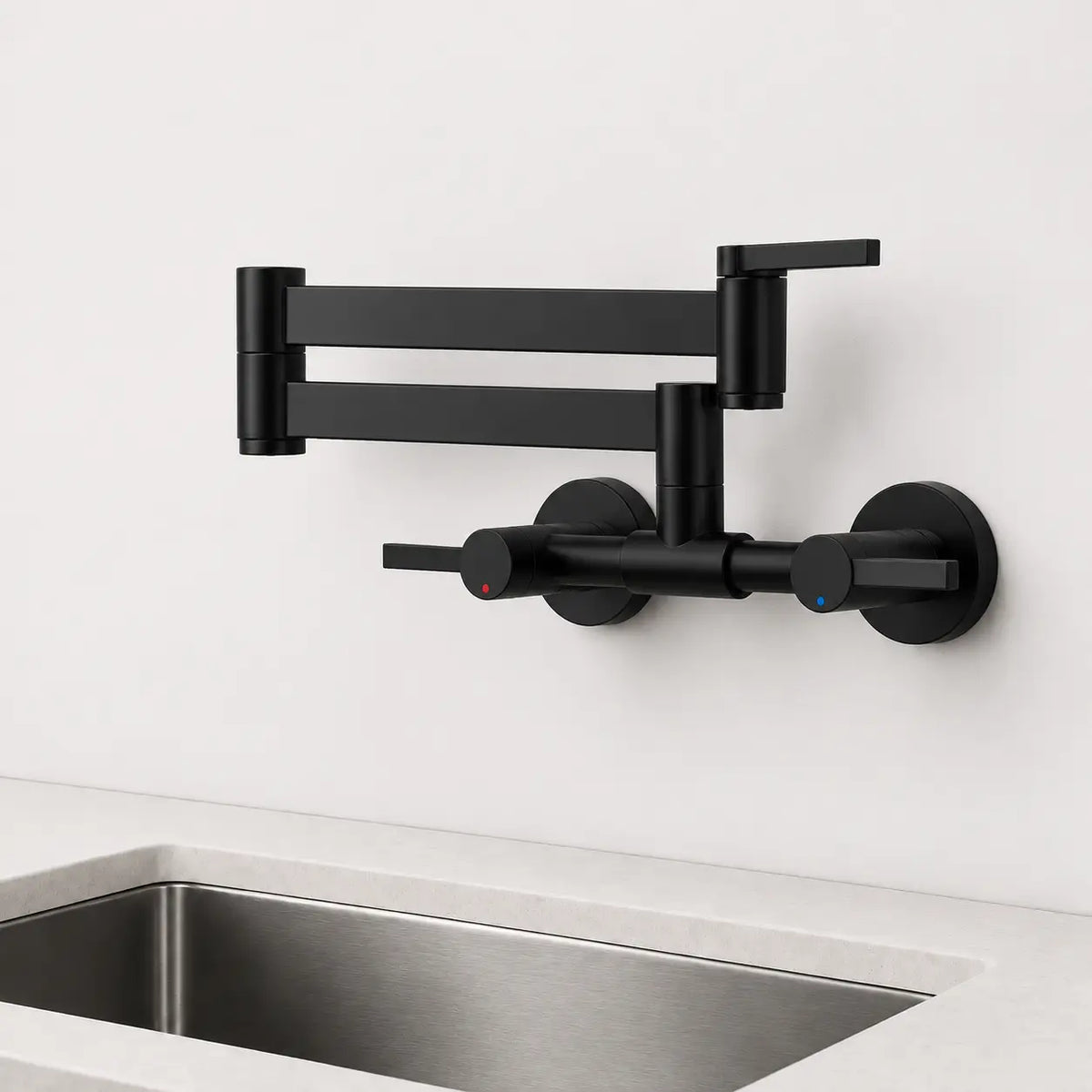 Robinet mural de cuisine noir mat avec bras articulé repliable et double commande, compact et élégant une fois replié.