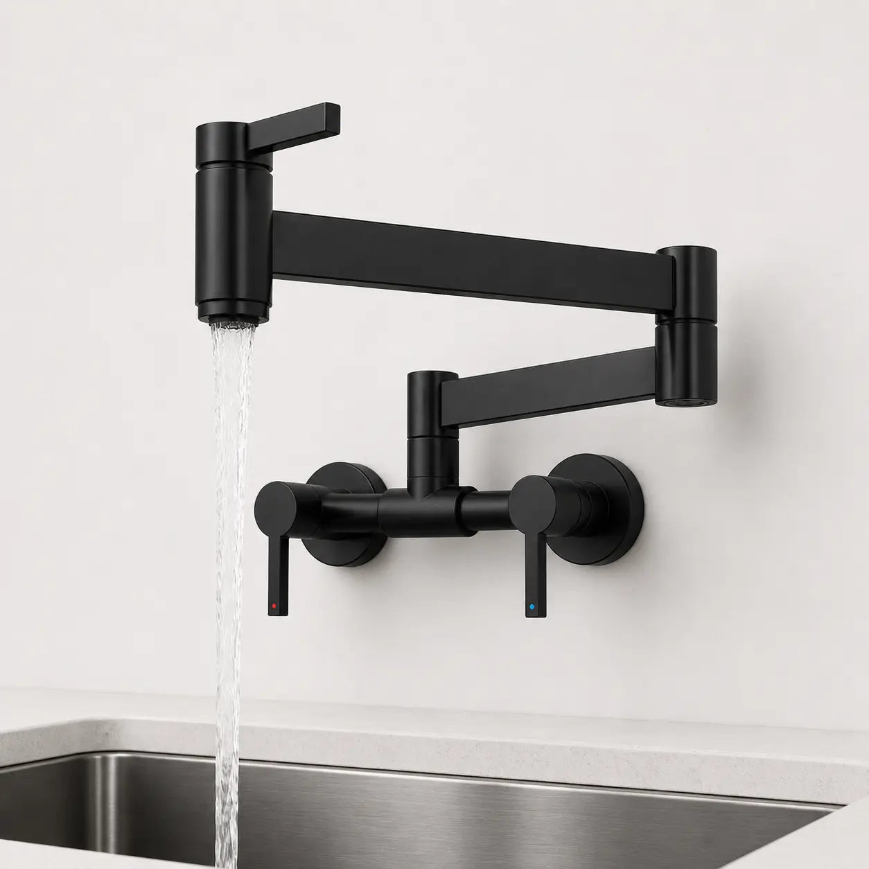  Robinet mural de cuisine noir mat avec bras articulé déployé et écoulement d’eau, conçu pour un remplissage précis. Image