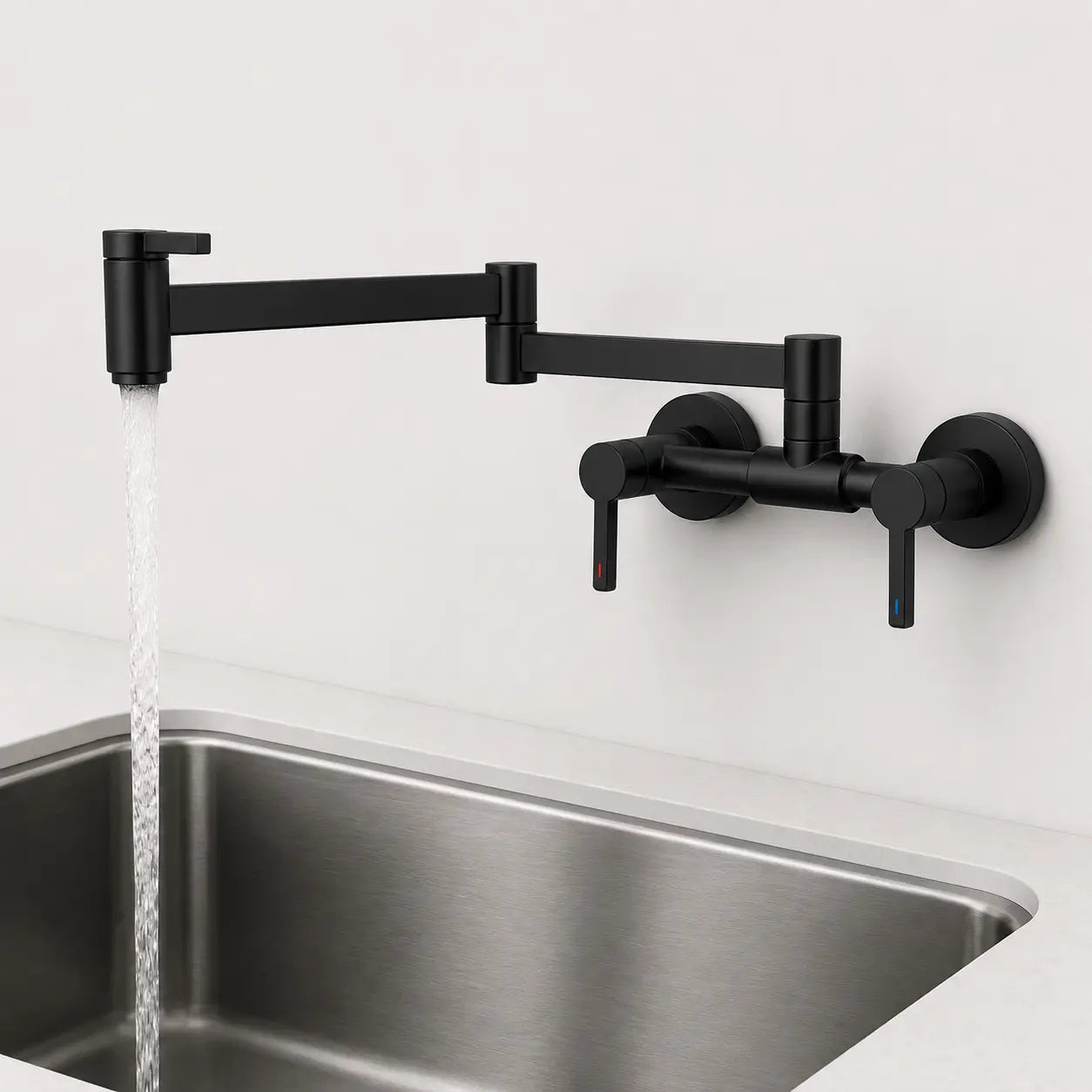 Robinet mural de cuisine noir mat avec bras articulé extensible en fonctionnement, idéal pour un remplissage flexible. Image