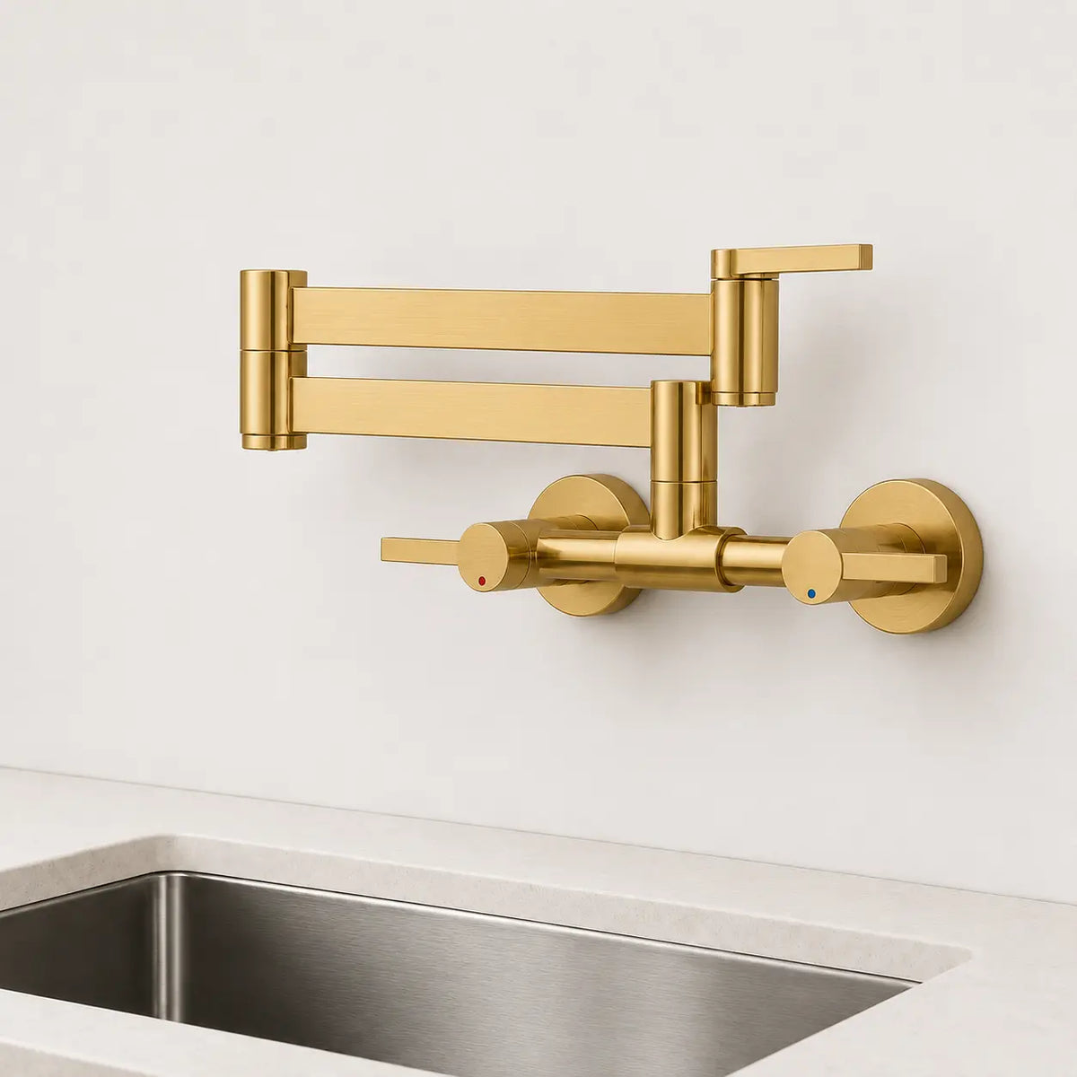 Robinet mural rabattable de cuisine en or brossé, bec articulé entièrement replié pour un encombrement minimal