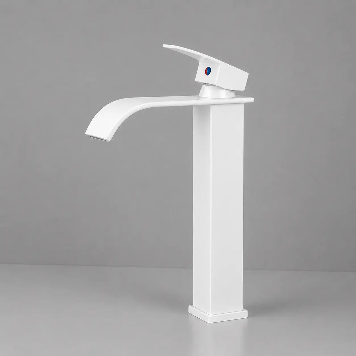 Robinet vasque cascade blanc au design moderne avec bec incurvé et levier unique, idéal pour salle de bain contemporaine.