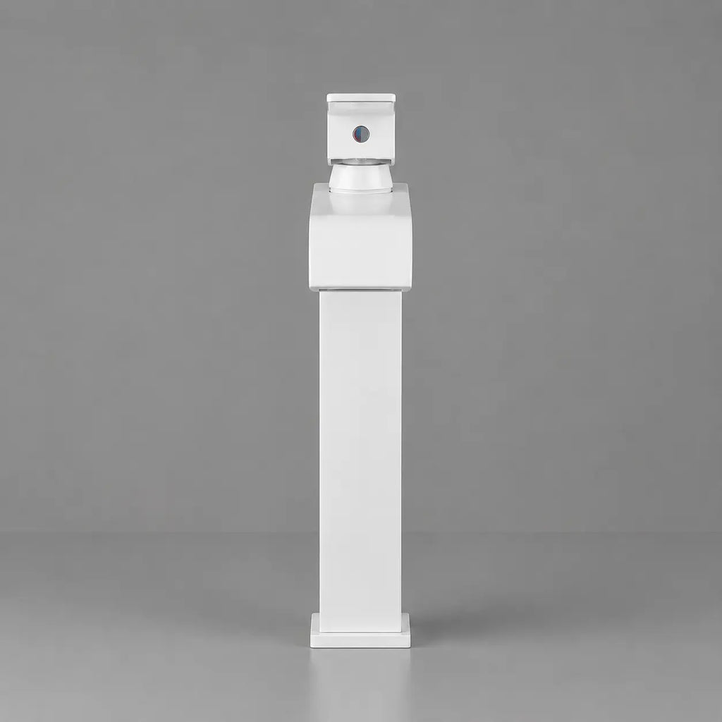  Robinet de vasque cascade blanc au design géométrique moderne, avec commande monolevier et finition mate élégante.