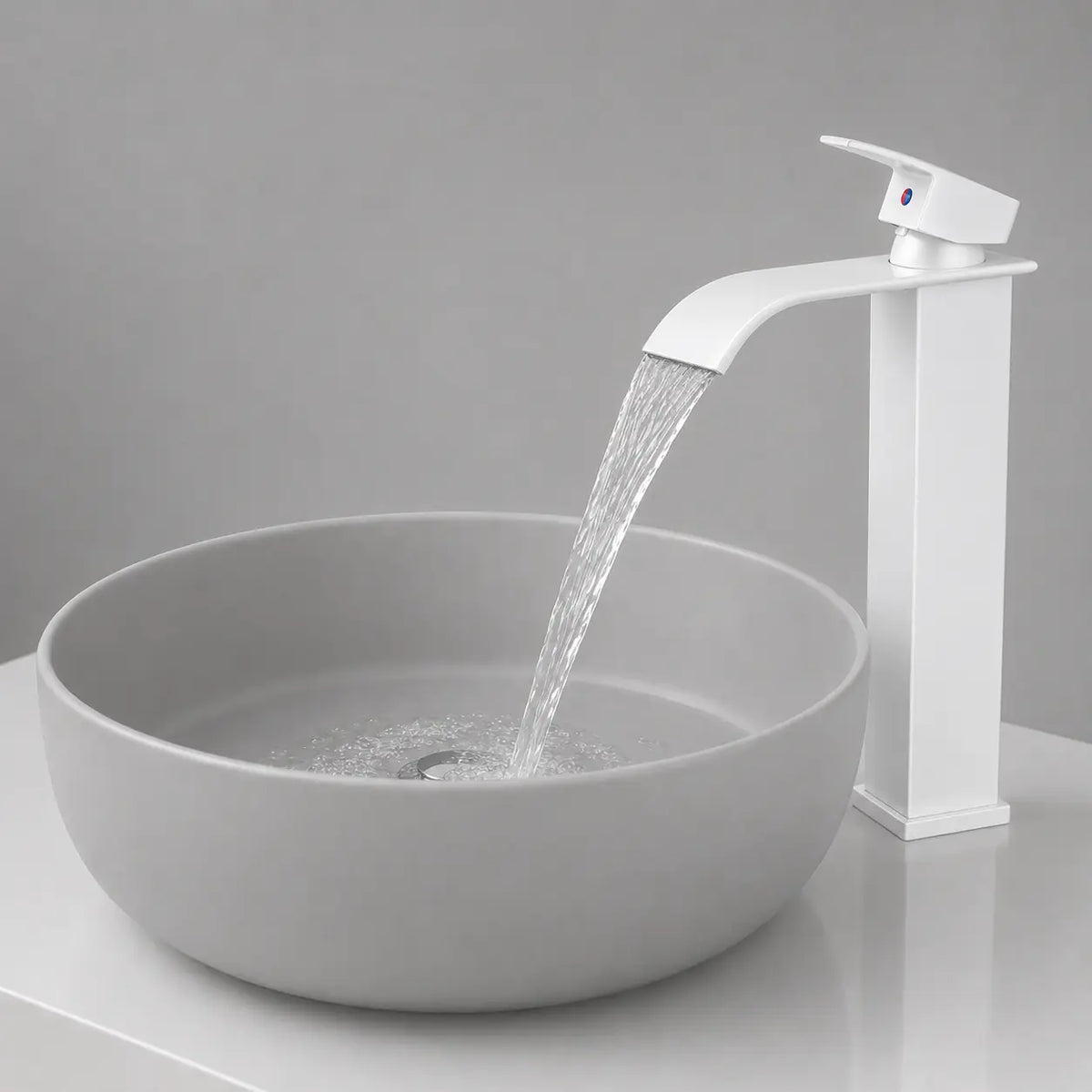  Robinet de vasque cascade blanc avec écoulement effet cascade, design moderne monocommande pour salle de bain élégante.