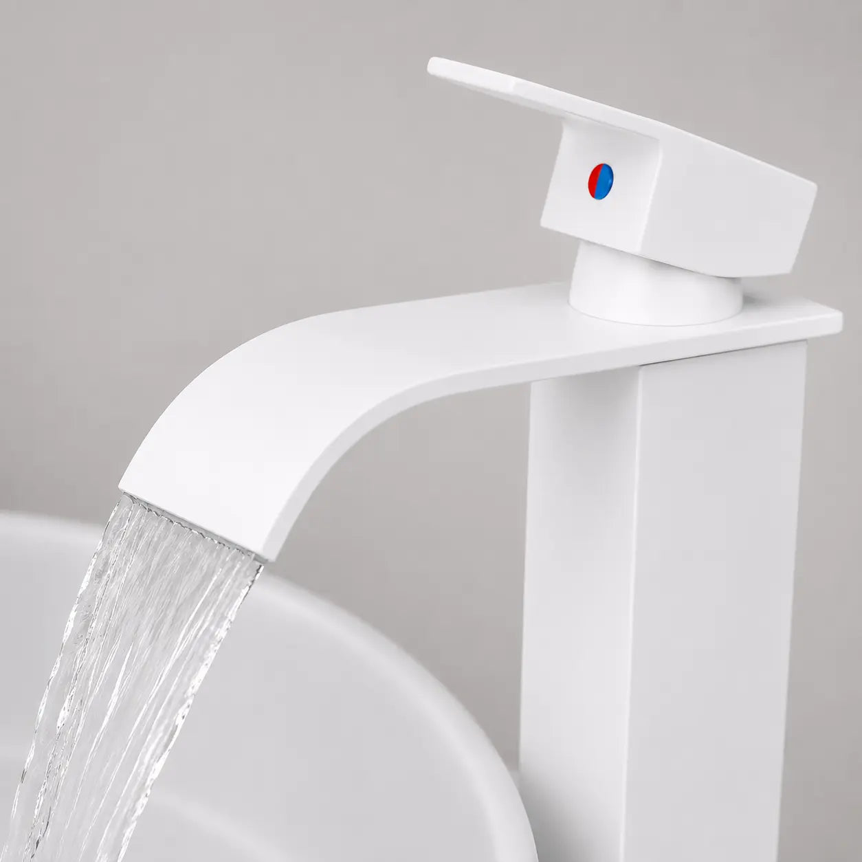 Robinet de vasque cascade blanc en fonctionnement, avec écoulement fluide et design contemporain pour salle de bain moderne. Image