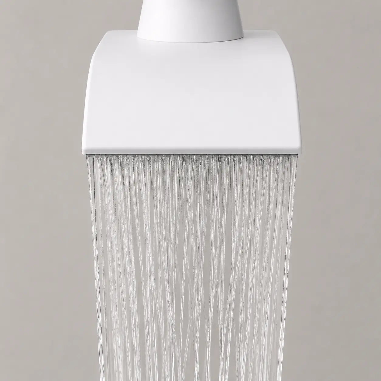  Gros plan sur le bec cascade du robinet de vasque blanc, offrant un écoulement d’eau fluide au style moderne et raffiné. Image