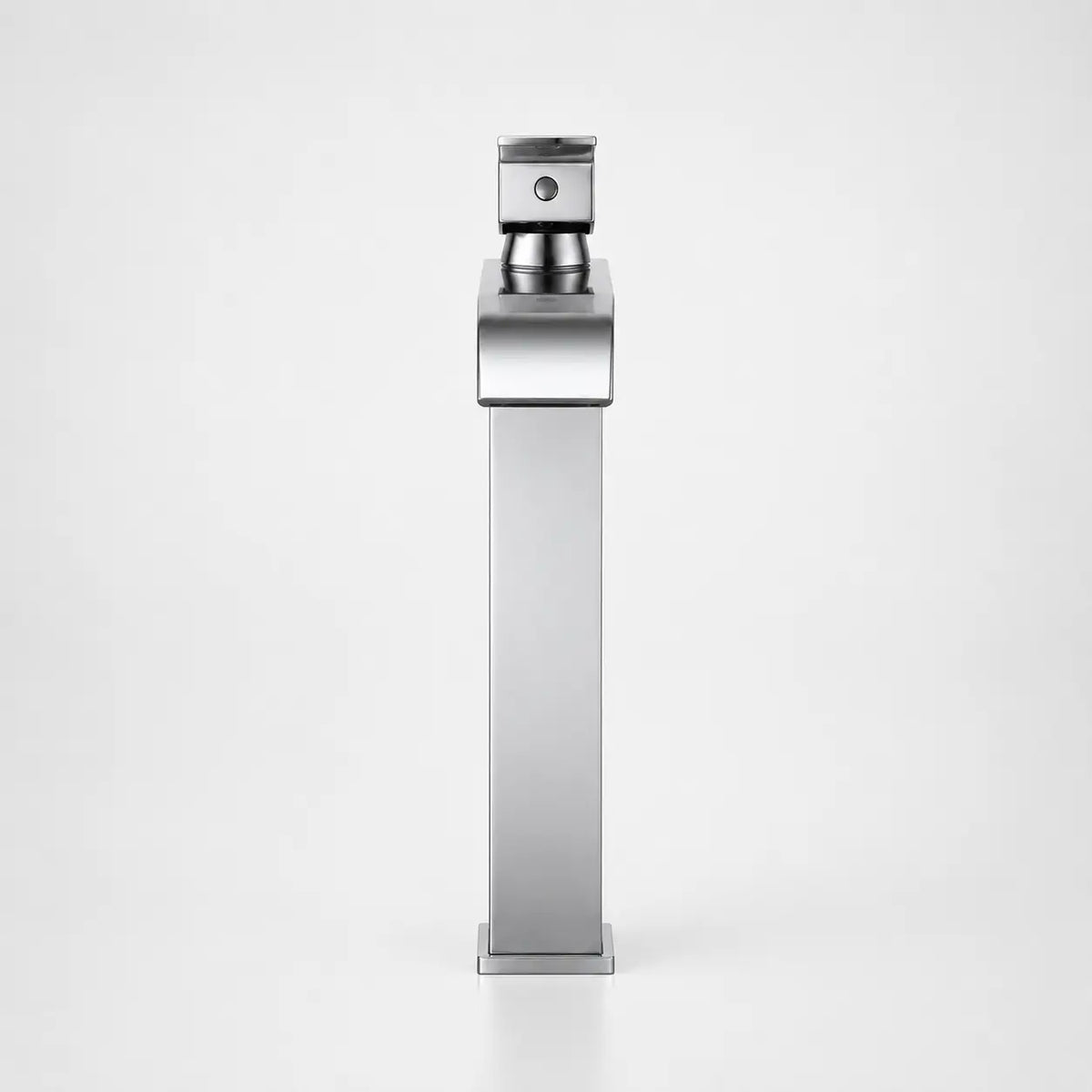  Robinet de vasque moderne chromé vu de profil, design rectangulaire minimaliste avec commande monocommande élégante