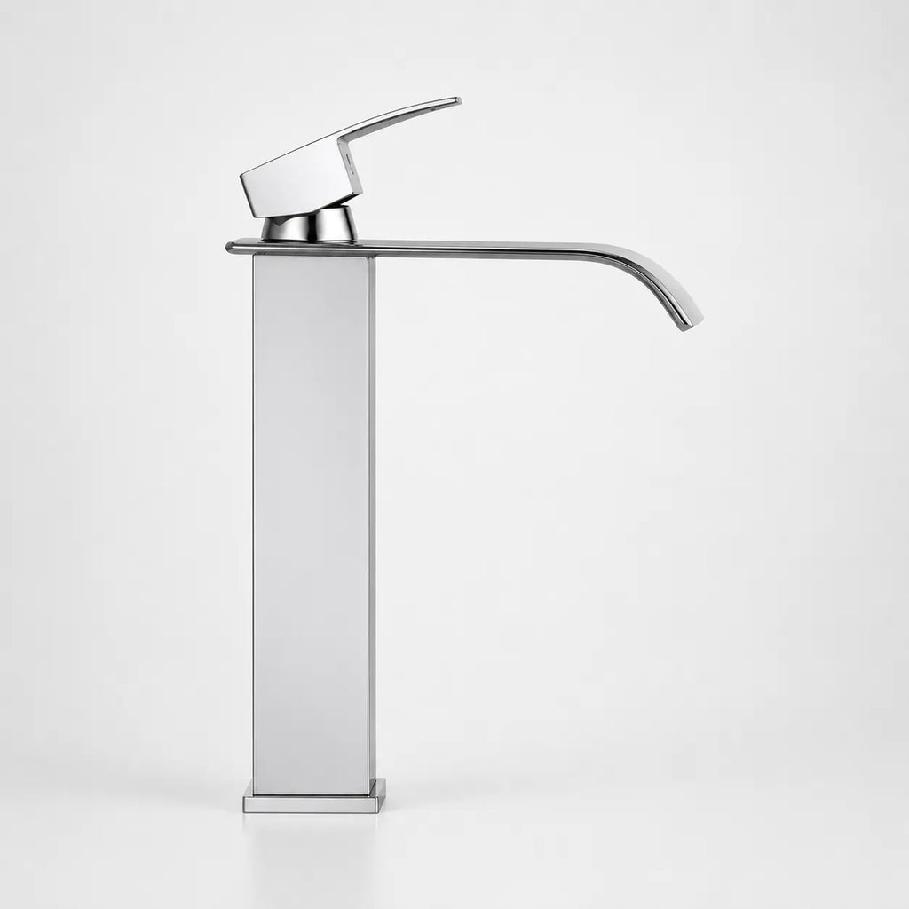 Robinet de vasque moderne chromé avec bec fin incurvé et structure rectangulaire, design élégant pour salle de bain