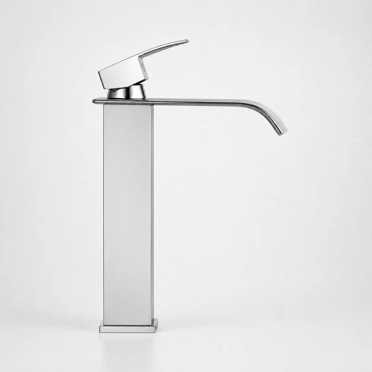 Robinet de vasque moderne chromé avec bec fin incurvé et structure rectangulaire, design élégant pour salle de bain