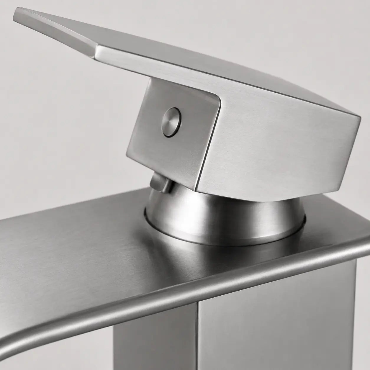 Gros plan sur la poignée monocommande d’un robinet de vasque moderne en finition chromée, design minimaliste et élégant Image