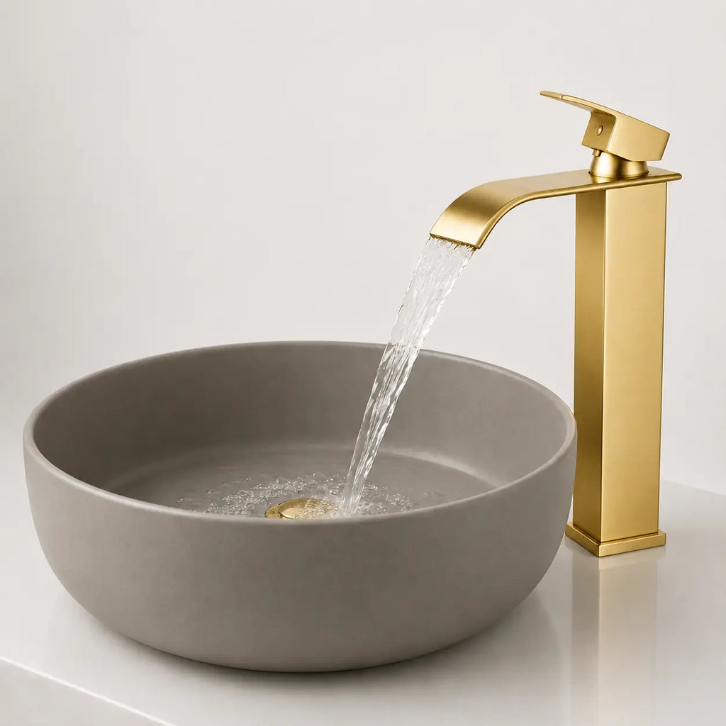 Robinet de vasque haut en or mat avec écoulement cascade, installé sur vasque ronde pour salle de bain moderne