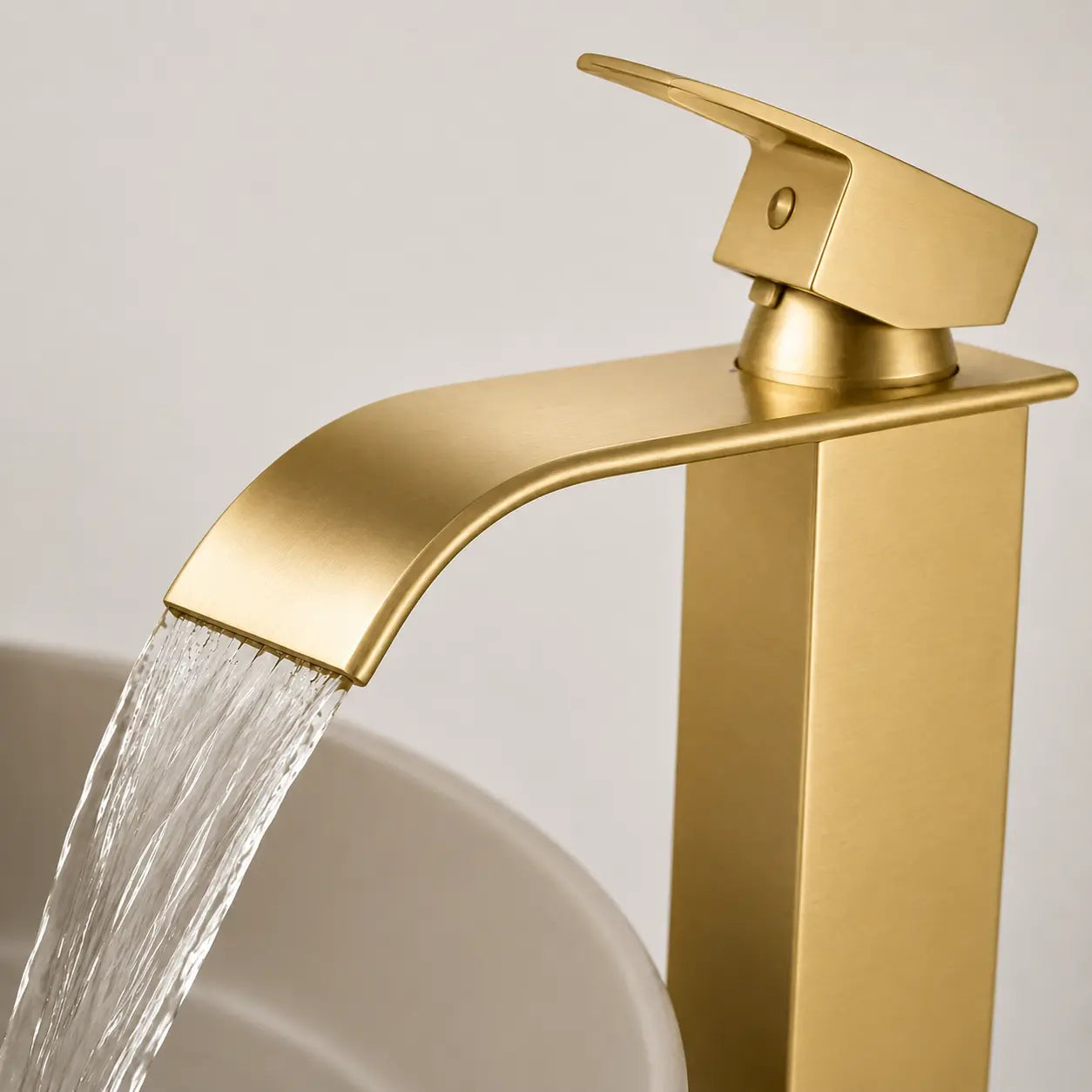  Robinet de vasque or mat avec bec cascade en fonctionnement, design moderne et finition brossée pour salle de bain Image