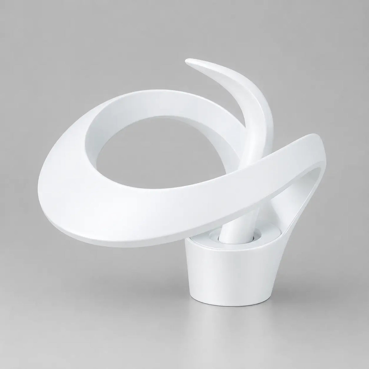 Robinet de lavabo cascade blanc en laiton au design contemporain, avec bec ouvert aux courbes fluides et finition élégante.