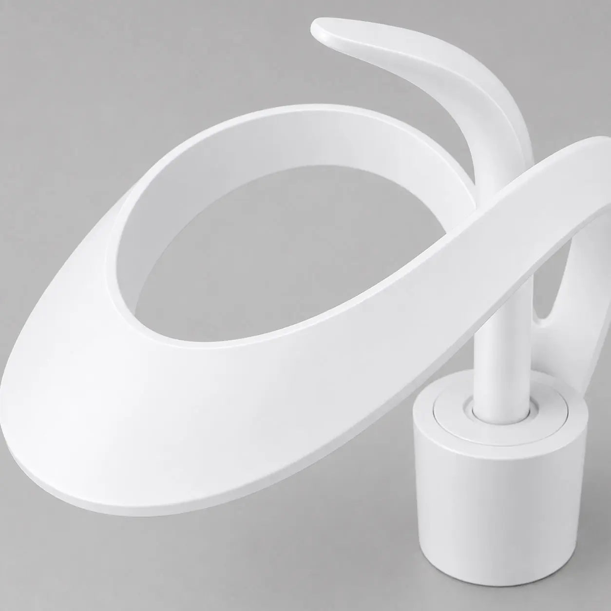  Gros plan du robinet de lavabo cascade blanc en laiton, mettant en valeur son bec ouvert et son design sculptural moderne. Image