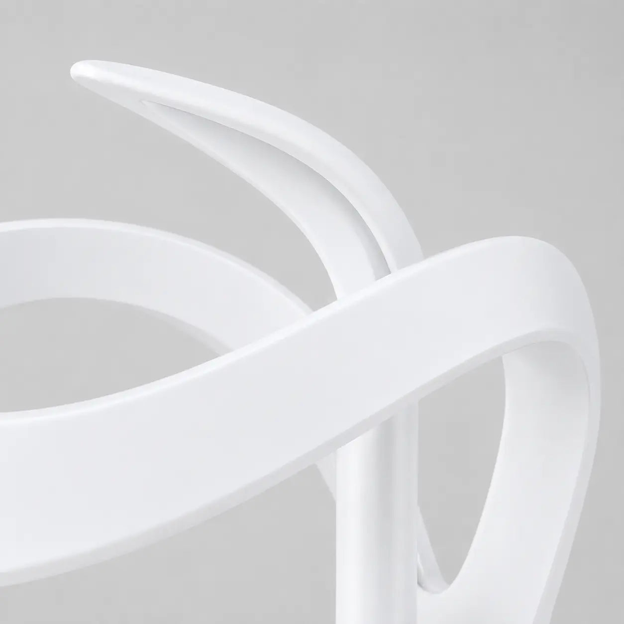  Gros plan du robinet de lavabo cascade blanc en laiton, mettant en valeur son bec ouvert et son design sculptural moderne. Image