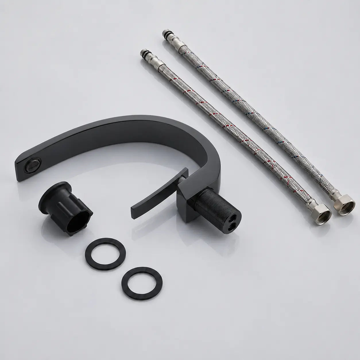 Robinet mitigeur de lavabo noir mat en fonctionnement, vue frontale avec débit d’eau fluide pour salle de bain moderne Image