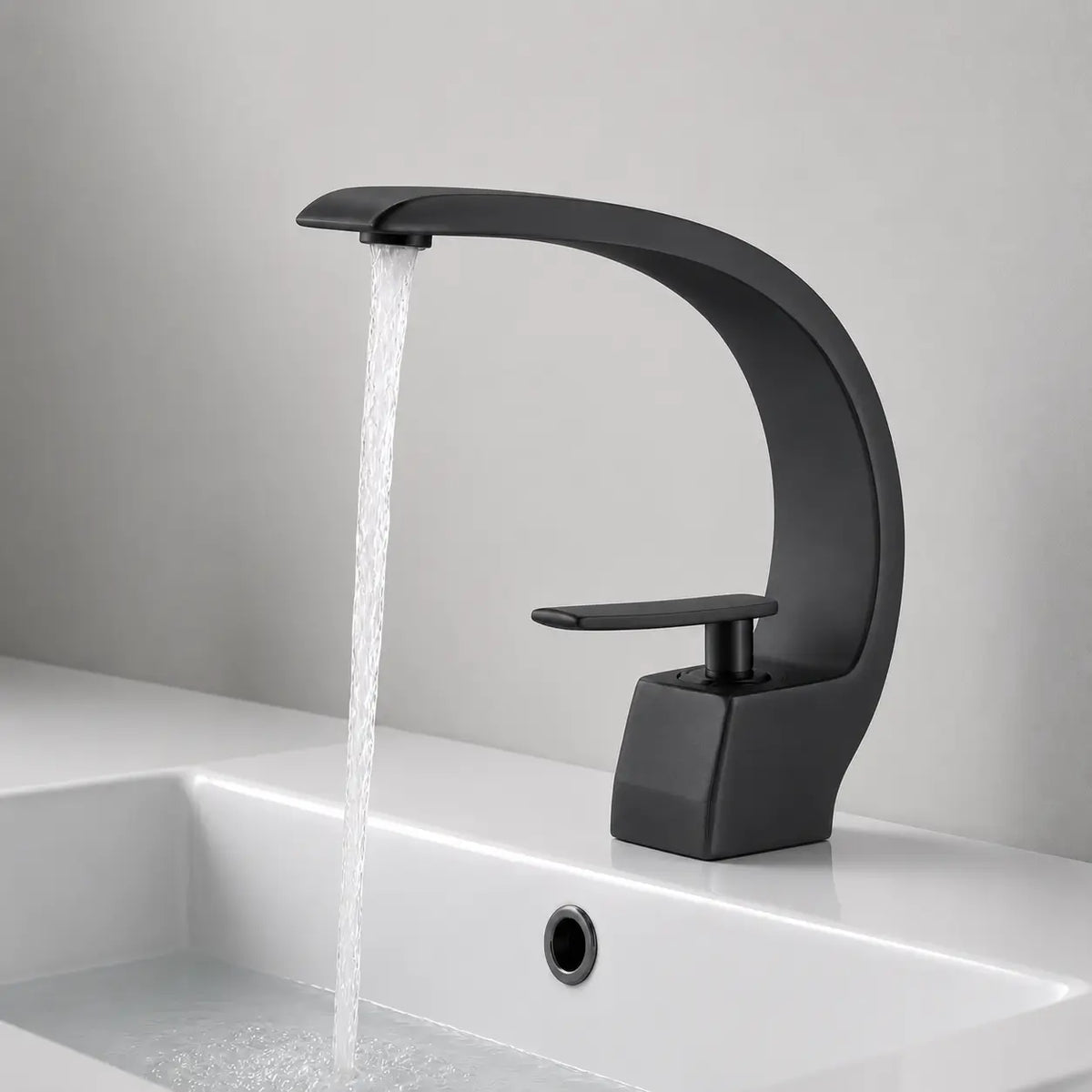 Robinet mitigeur de lavabo noir mat en fonctionnement, design arqué moderne avec jet d’eau fluide pour salle de bain élégante