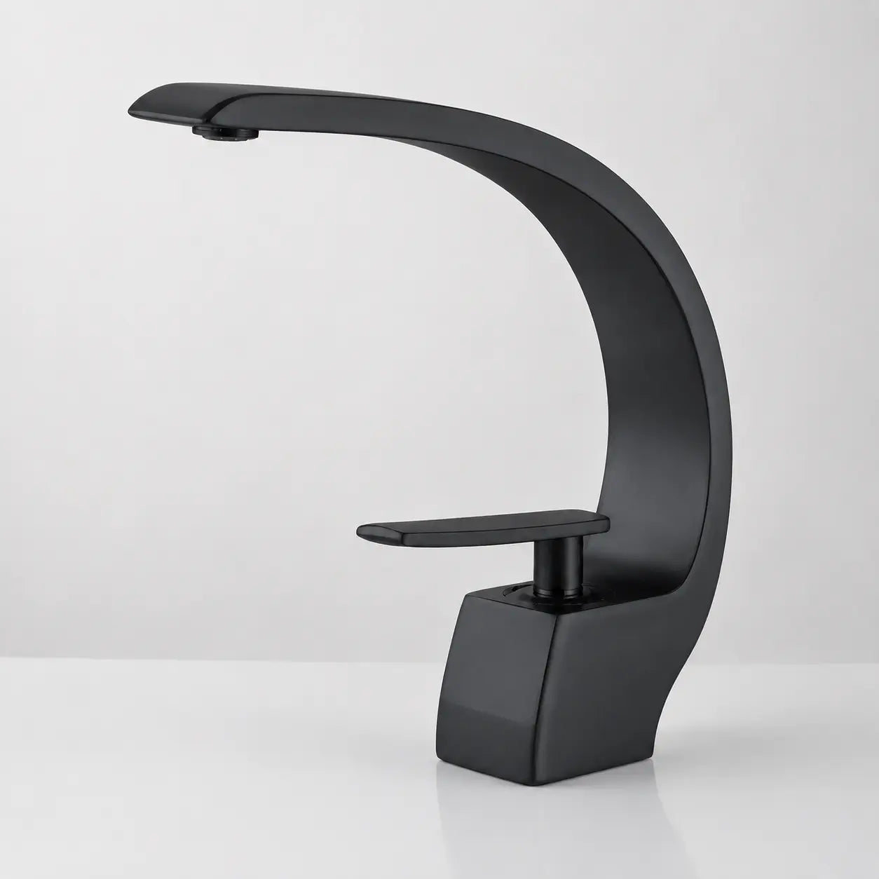 Robinet mitigeur de lavabo noir mat au design sculptural et arqué, idéal pour une salle de bain contemporaine haut de gamme Image