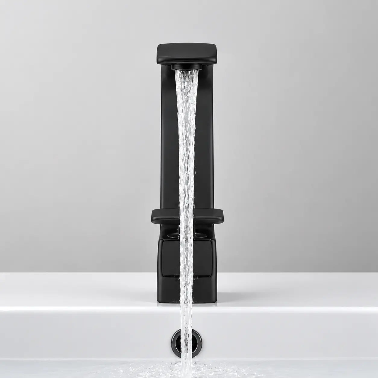 Robinet mitigeur de lavabo noir mat en fonctionnement, vue frontale avec débit d’eau fluide pour salle de bain moderne Image